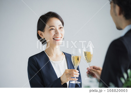 乾杯する男女 108820003