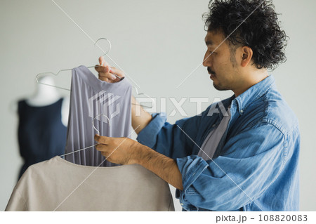 ショッピングするカップル 108820083