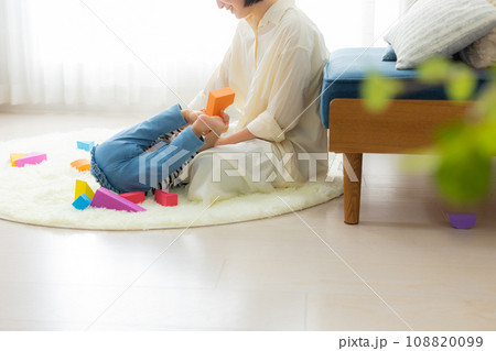 子供を抱っこしするお母さん 子供を抱っこしするお母さん 108820099