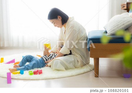 子供を抱っこしするお母さん 子供を抱っこしするお母さん 108820101