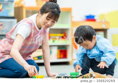 一緒に遊ぶ保育士と園児。撮影協力：有明教育芸術短期大学 108820269
