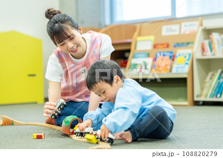 一緒に遊ぶ保育士と園児。撮影協力：有明教育芸術短期大学 108820279