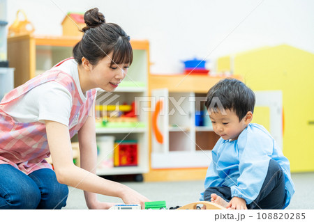 一緒に遊ぶ保育士と園児。撮影協力:有明教育芸術短期大学 一緒に遊ぶ保育士と園児。撮影協力:有明教育芸術短期大学 108820285