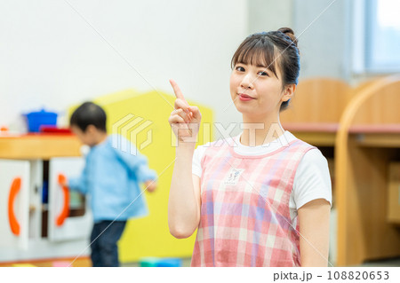 保育士の若い女性。撮影協力:有明教育芸術短期大学 保育士の若い女性。撮影協力:有明教育芸術短期大学 108820653