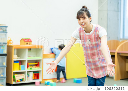 園児を迎え入れる保育士の女性。撮影協力:有明教育芸術短期大学 園児を迎え入れる保育士の女性。撮影協力:有明教育芸術短期大学 108820811