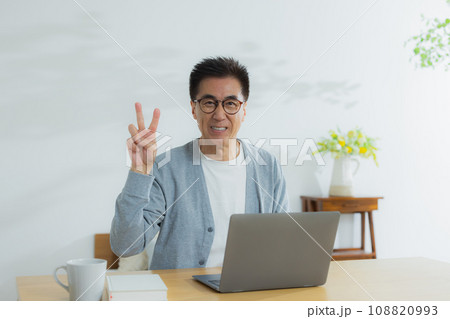 ノートパソコンを使う男性 ノートパソコンを使う男性 108820993