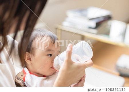 ミルクを飲む赤ちゃん 108821153