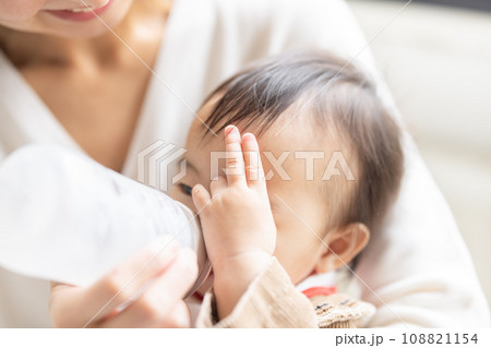 ミルクを飲む赤ちゃん ミルクを飲む赤ちゃん 108821154