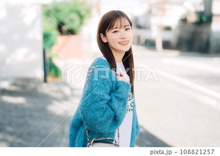 街ブラをする女性 街ブラをする女性 108821257