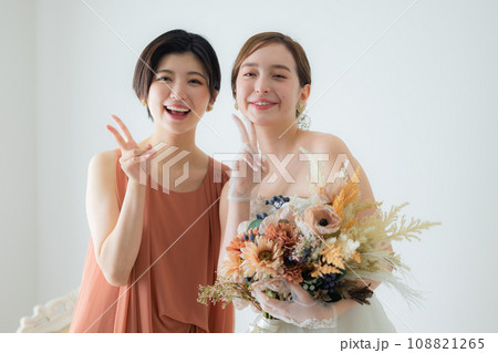 ブーケを持つ新婦と友人 108821265