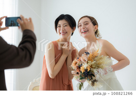 ブーケを持つ新婦と友人 ブーケを持つ新婦と友人 108821266