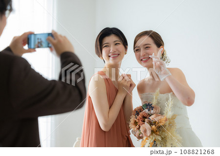 ブーケを持つ新婦と友人 ブーケを持つ新婦と友人 108821268