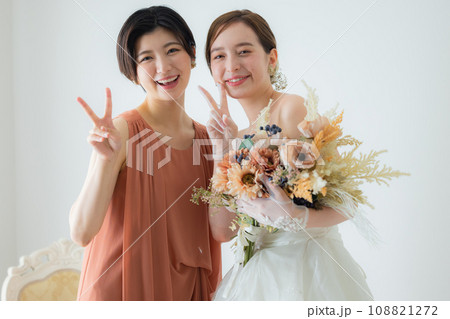 ブーケを持つ新婦と友人 108821272