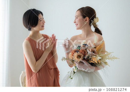 ブーケを持つ新婦と友人 108821274