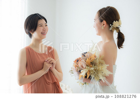 ブーケを持つ新婦と友人 ブーケを持つ新婦と友人 108821276