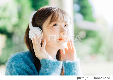 テラスで音楽を聴く若い女性 テラスで音楽を聴く若い女性 108821278