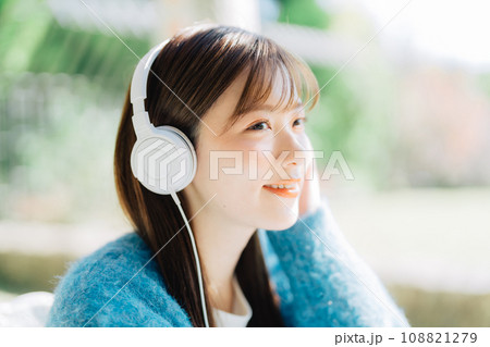 テラスで音楽を聴く若い女性 テラスで音楽を聴く若い女性 108821279