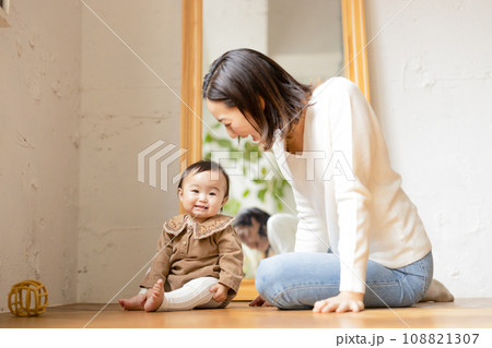 赤ちゃんと母親 108821307