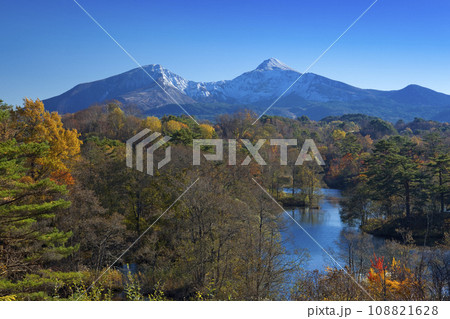 紅葉の中瀬沼と磐梯山 紅葉の中瀬沼と磐梯山 108821628