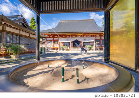 毛越寺　常香炉　身を清めるために煙を浴びる 108821721