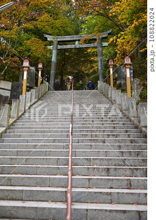 御嶽神社　本殿に向かう石段と鳥居　東京都青梅市 108822024