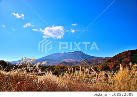 《長野県》木曽町開田高原の九蔵峠から望む秋の御嶽山 108822089