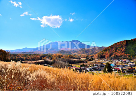 《長野県》木曽町開田高原の九蔵峠から望む秋の御嶽山 108822092