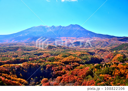 《長野県》木曽町開田高原の九蔵峠から望む秋の御嶽山 108822106