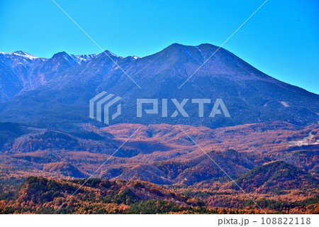 《長野県》木曽町開田高原の九蔵峠から望む秋の御嶽山 《長野県》木曽町開田高原の九蔵峠から望む秋の御嶽山 108822118