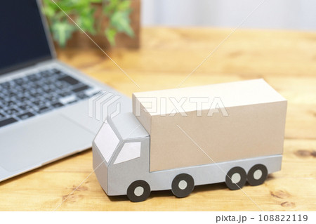 大型トラック 物流イメージ トレーラー 配送 配達 宅配 引っ越し 運送業 大型トラック 物流イメージ トレーラー 配送 配達 宅配 引っ越し 運送業 108822119