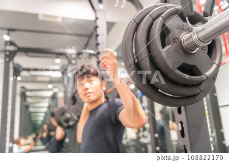 筋肉増強のためにジムでバーベルに挑戦する男性 筋肉増強のためにジムでバーベルに挑戦する男性 108822179