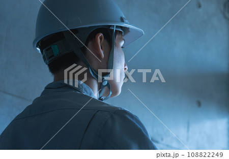 業者スタイルの男性が仕事をしている 108822249