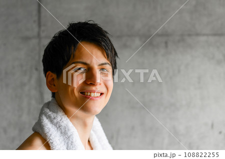 朝の身支度をする男性 108822255