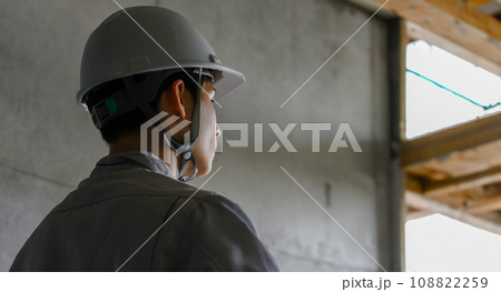 ヘルメットを被った男性 108822259