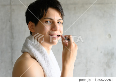 朝の身支度をする男性 108822261