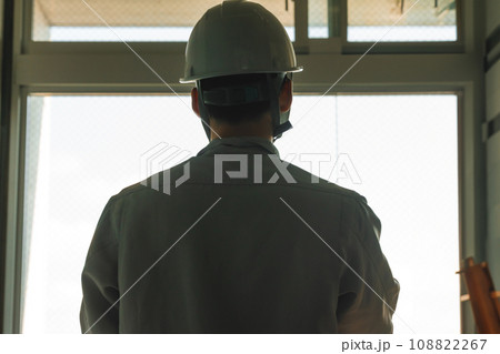 ヘルメットを被った男性 108822267