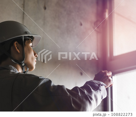 ヘルメットを被った男性 ヘルメットを被った男性 108822273