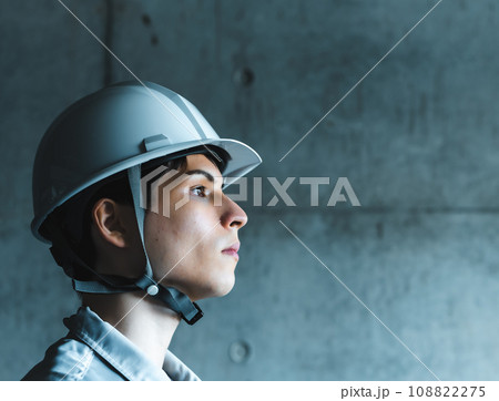 ヘルメットを被った男性 ヘルメットを被った男性 108822275