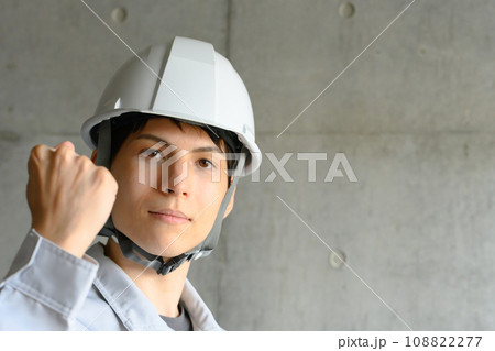 業者スタイルの男性が仕事をしている 業者スタイルの男性が仕事をしている 108822277