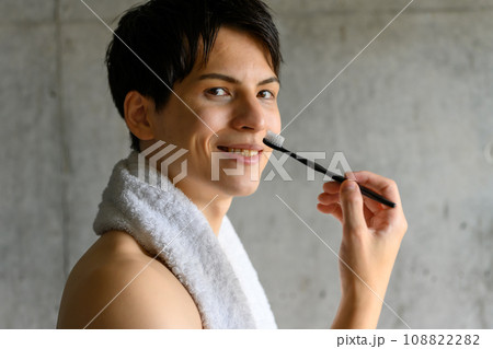 朝の身支度をする男性 108822282