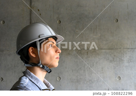 ヘルメットを被った男性 108822296