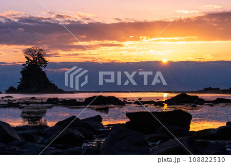 雨晴海岸の夜明け 雨晴海岸の夜明け 108822510