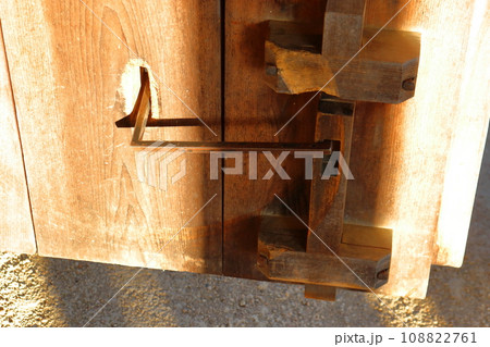 古代のドアストッパーと鍵のような金具 108822761