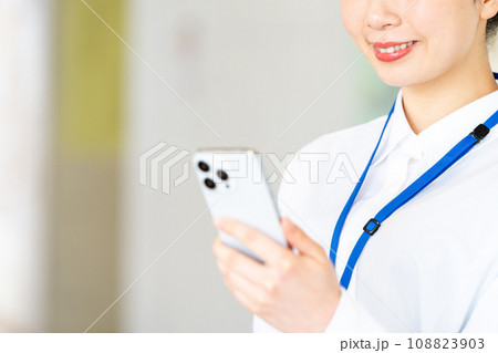 スマホを操作する若い女性。(パーツモデル)撮影協力:有明教育芸術短期大学 スマホを操作する若い女性。(パーツモデル)撮影協力:有明教育芸術短期大学 108823903