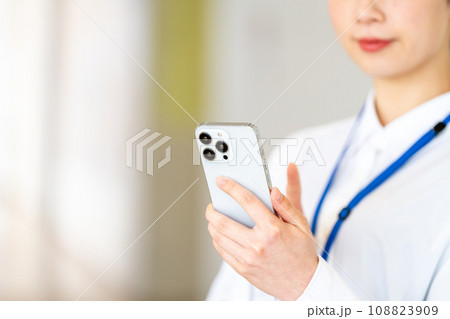 スマホを操作する若い女性。(パーツモデル)撮影協力:有明教育芸術短期大学 スマホを操作する若い女性。(パーツモデル)撮影協力:有明教育芸術短期大学 108823909