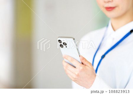 スマホを操作する若い女性。（パーツモデル）撮影協力：有明教育芸術短期大学 108823913
