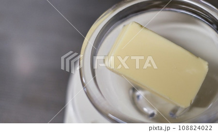 バターを計りに乗せる バターを計りに乗せる 108824022