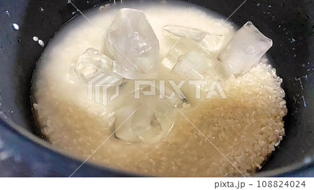 お米の中に氷を入れる お米の中に氷を入れる 108824024