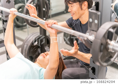パーソナルトレーニングジム アラ還女性 バストアップ ダイエット 中年男性トレーナー ベンチプレス パーソナルトレーニングジム アラ還女性 バストアップ ダイエット 中年男性トレーナー ベンチプレス 108824204
