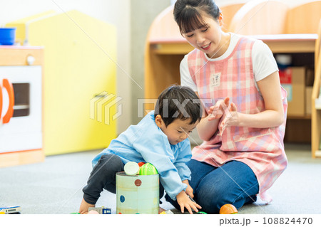 一緒に遊ぶ保育士と園児。撮影協力:有明教育芸術短期大学 一緒に遊ぶ保育士と園児。撮影協力:有明教育芸術短期大学 108824470